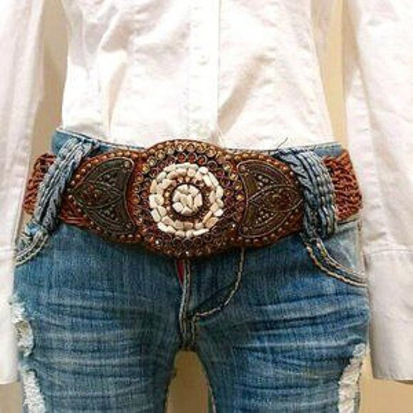 💋STUNNING💋Vintage Genuine Leather and Stones Embellished Belt in Cognac Brown